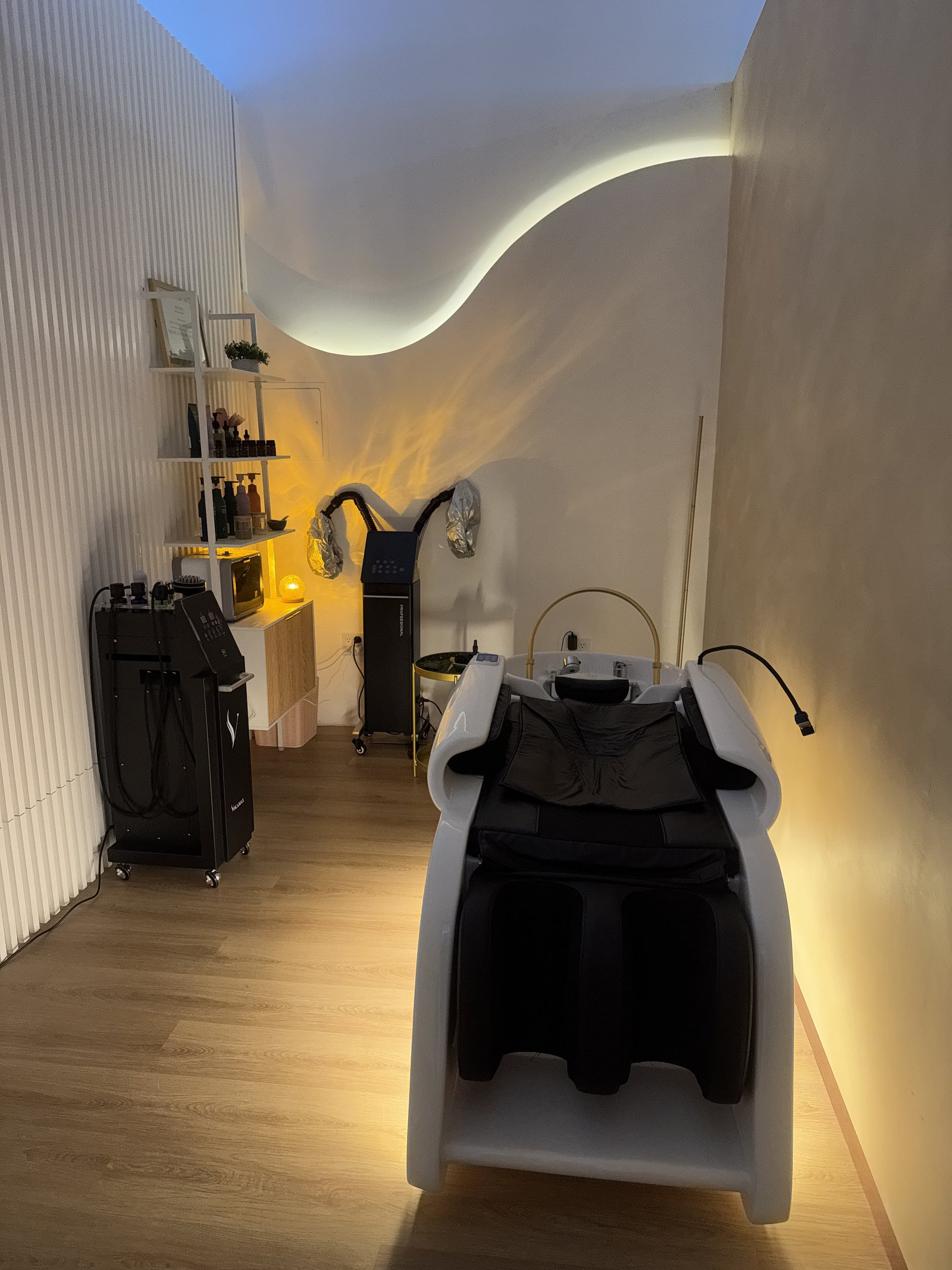 Cuarto premium KIYOI con cama de masaje de cabeza y muro ondulado iluminado